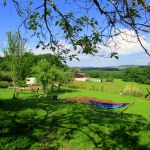 op het veld: de stookplaats, trampoline, schommels, badmintonset en natuurlijk ook een hangmat!