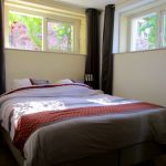 aan beide zijden van de stal, 2 slaapkamers en een badkamer